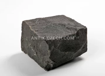 Štípaná dlažební kostka z čediče fotografie 1