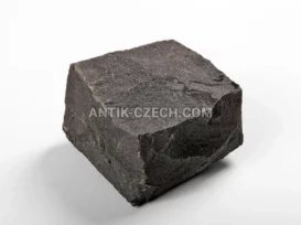 Štípaná dlažební kostka z čediče fotografie 2