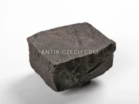 Štípaná dlažební kostka z čediče fotografie 5