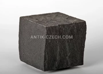 Štípaná a řezaná kostka z čediče fotografie 1