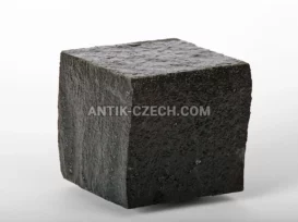 Štípaná a řezaná kostka z čediče fotografie 2