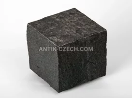 Štípaná a řezaná kostka z čediče fotografie 3